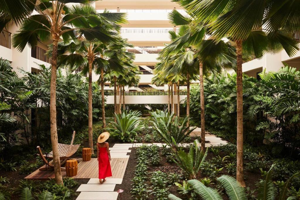 Hotel Mauna Lani, Collection