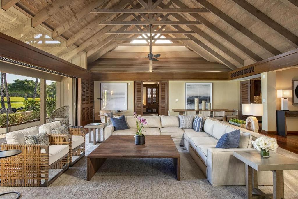 Mauna Lani, Collection