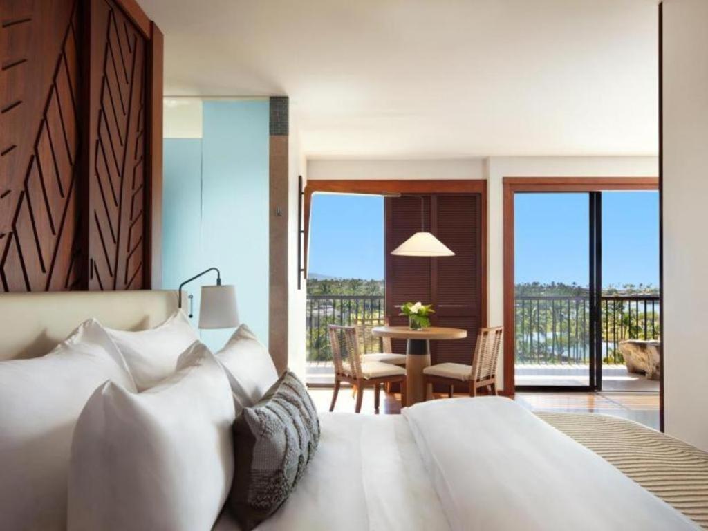 Hotel Mauna Lani, Collection