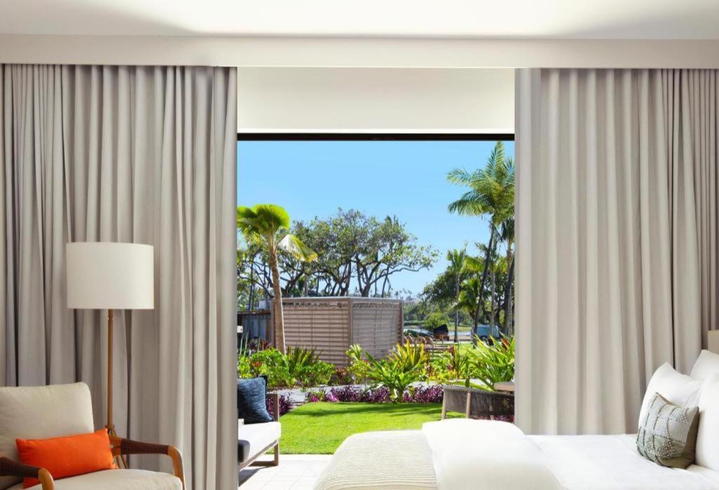 Hotel Mauna Lani, Collection