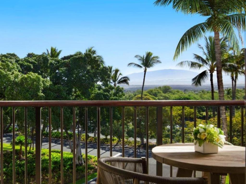 Hotel Mauna Lani, Collection