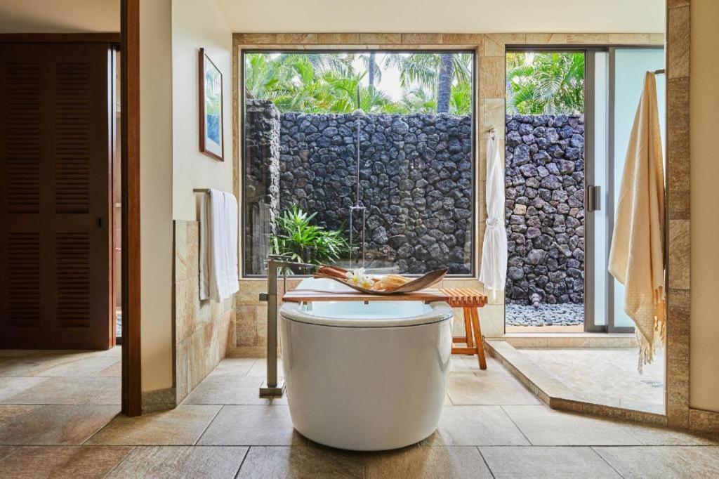 Mauna Lani, Collection