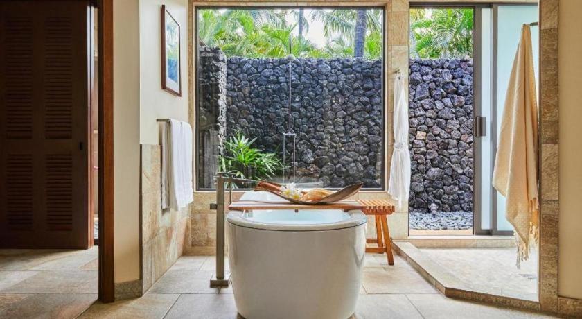 Hotel Mauna Lani, Collection